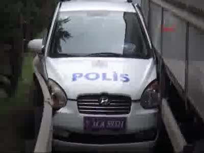 Polis aracı TIR ile bariyer arasında sıkıştı