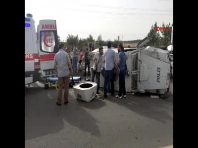 Diyarbakır'da polis aracı takla attı