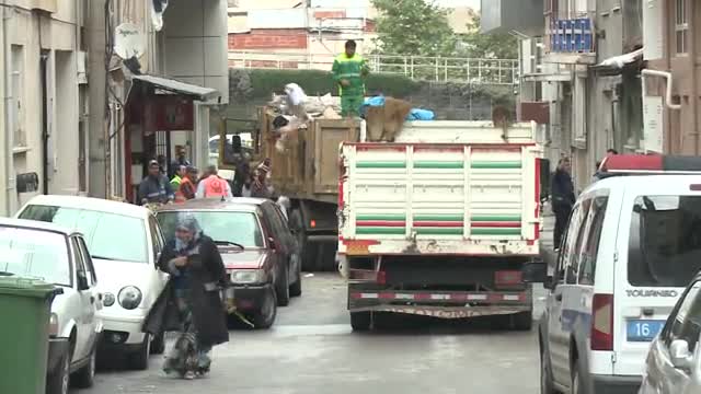 Bursa'da iki evden 15 kamyon çöp çıktı