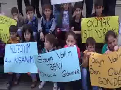 Okul isteyen Iraklı Türkmen çocuklara, merdivenlerde Hayat Bilgisi dersi