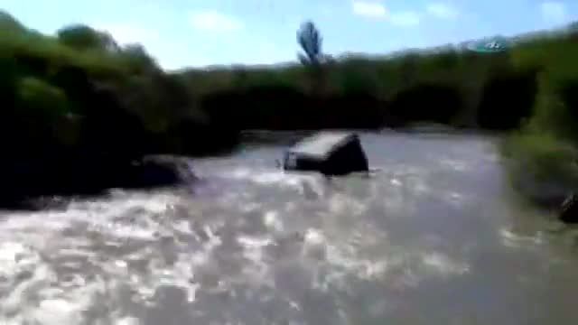 Cip nehri geçemedi, sürücü öldü