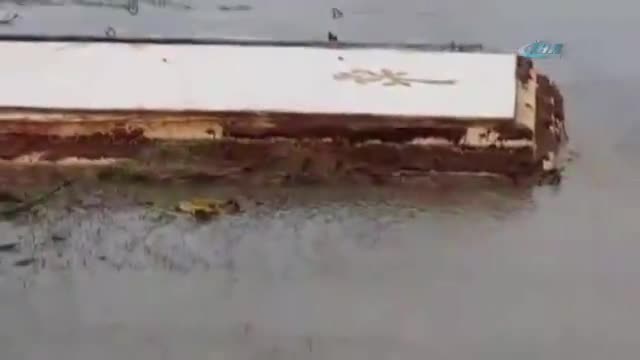 Sel tabutları yüzeye çıkardı