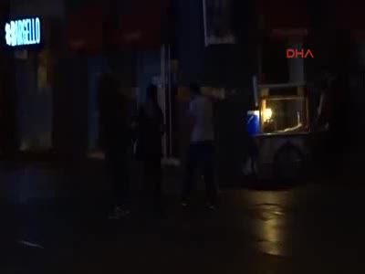 Kadına şiddet uygulayan adama meydan dayağı