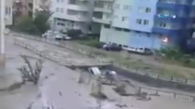 Otomobilini kurtarmak isterken canından oluyordu