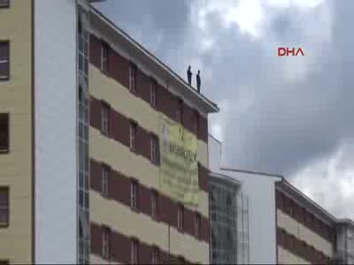 İşçiler çatıya çıktı, polis afişin derdine düştü