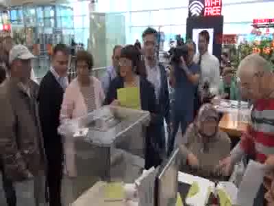 Atatürk Havalimanı'nda ilk oylar kullanıldı