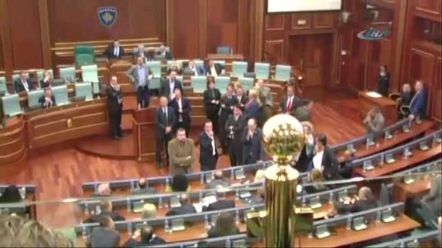 Vekiller Meclis Salonuna göz yaşartıcı gaz attı