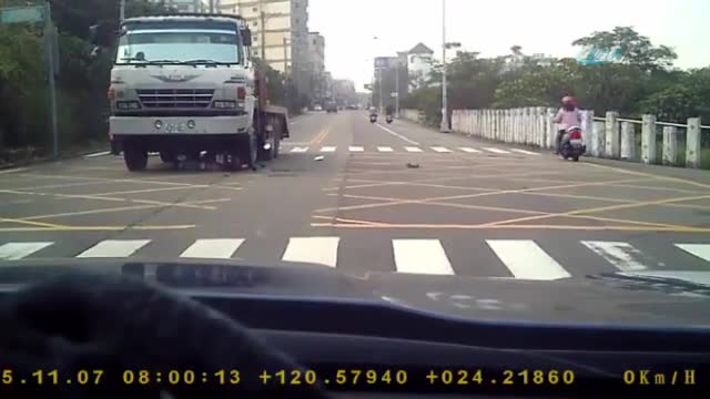 Motosikletiyle kamyonun altında kaldı