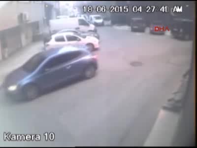 Otomobili soymak için 1 saat 22 dakika uğraştılar