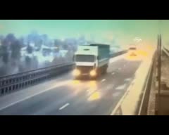 TIR köprüden nehre böyle uçtu