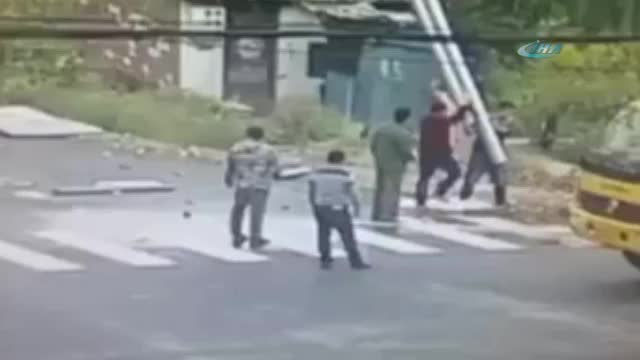 Yön tabelası gerilim hattına değdi: 3 ölü