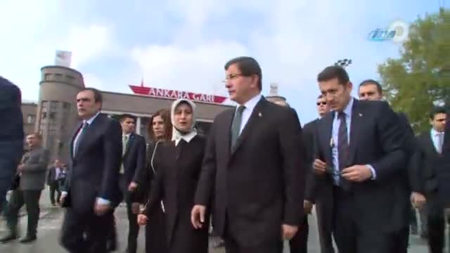 Başbakan saldırının olduğu alana çiçek bıraktı