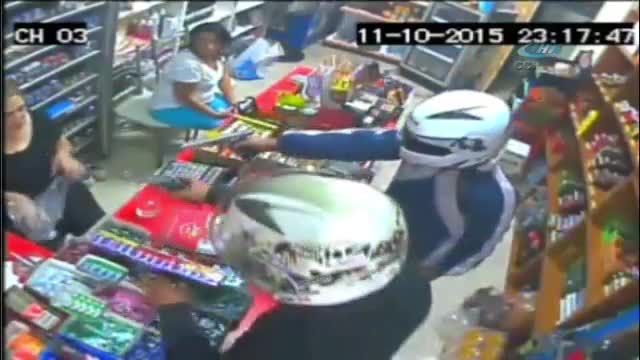 Kadın esnaf tabancalı 2 gaspçıyı bıçakla kovaladı