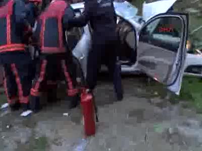 İstanbul'da otomobil köprüden uçtu: 4 yaralı