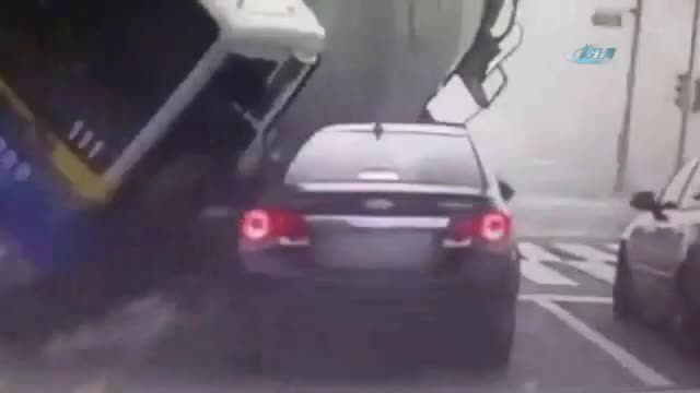 Beton mikseri otomobilin üzerine devrildi