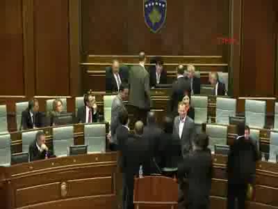 Vekiller, Kosova meclisine yine gaz bombası attı...