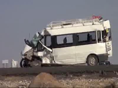 Şırnak'ta öğrenci servisi kamyonla çarpıştı, 1 ölü 15 yaralı