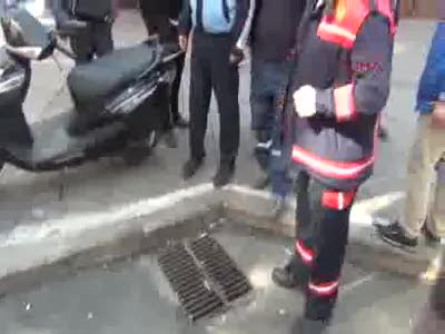 Kedi, yavrusunun kurtarılmasını bekledi