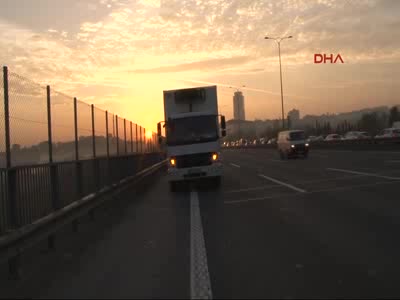 TEM Otoyolu'nda yürüyen kişiye kamyon çarptı