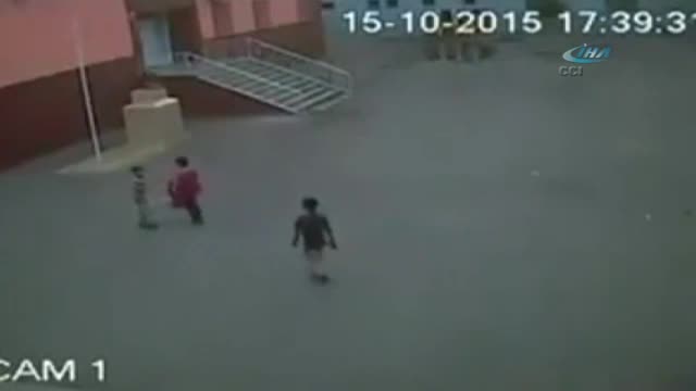 Bayrağı 'ya Allah' diyerek yerine asmış