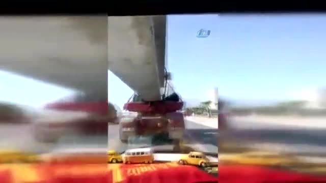 Otomobil TIR'ın dorsesinin altından geçti
