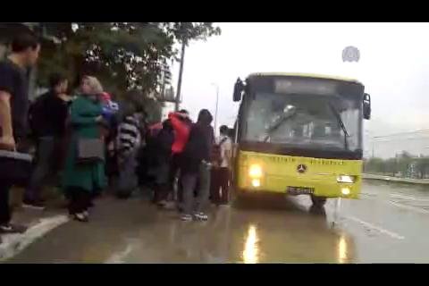 Bursa'da belediye otobüsü 100 yolcuyla kaza yaptı