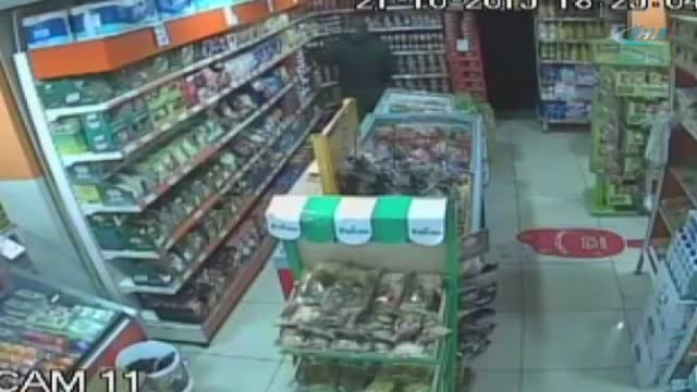 Market çalışanı hırsızı sopayla kovaladı