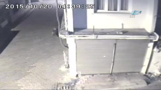 Hırsızın evden kaçarken görüntüsü kamerada