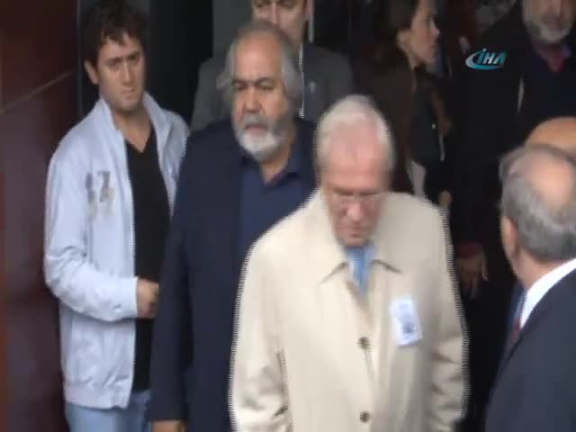 Çetin Altan için Milliyet Gazetesi önünde tören