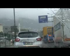 Bursa'da etkili olan sağanak yağış, hayatı olumsuz etkiliyor