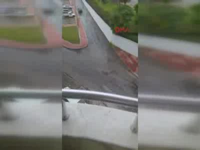 Kucağında bebek olan kadına dayak