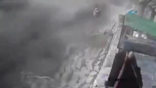 350'den fazla kişinin öldüğü deprem kamerada