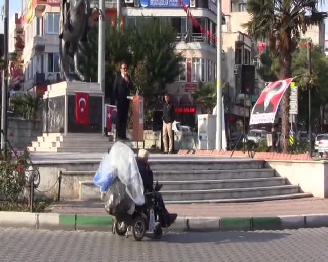 Bursa'da bağımsız aday yılmıyor! Yine boş meydana seslendi...