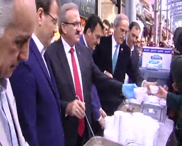 Bursa'da çarşı esnafından 10 bin kişiye aşure