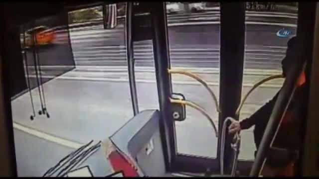 Metrobüsle cip böyle çarpıştı