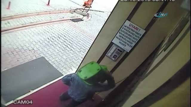 Yüzünü gizlemek için başına çöp kovası geçirdi