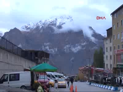 Hakkari'nin yüksek kesimlerine kar yağdı