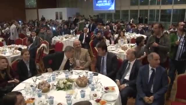 Efkan Ala Bursa'da ilk defa oy kullanacak olan gençlerle bir araya geldi