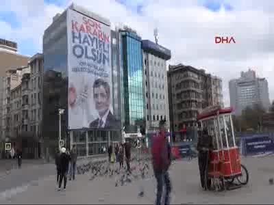 Taksim meydanında dev propaganda posterleri