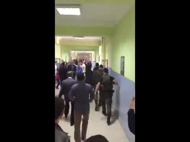 Özel harekat polisleri okula girdi!