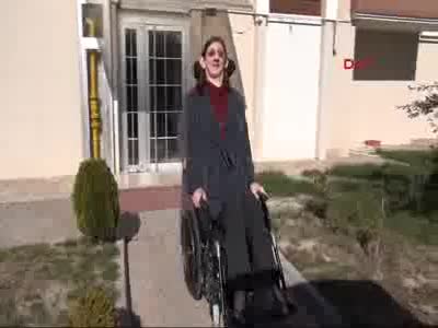 Dünyanın en uzun kızı ilk kez oy kullandı