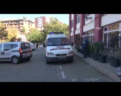 95'lik Veysel dede, yatalak eşini sedyeyle sandık başına getirdi