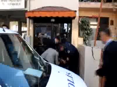 Boşanmak isteyen kocasına kızıp, bıçakla iki çocuğunu rehin aldı