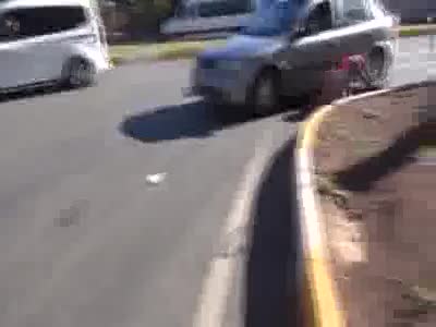 Trafiği birbirine kattı ama yavru kedi yine bildiğini okudu