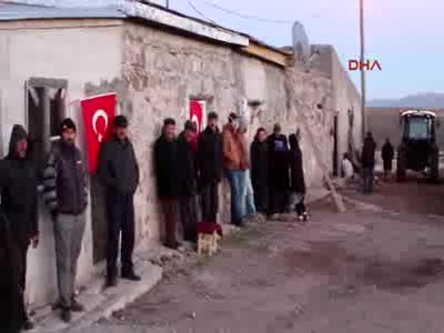 Şehit evine ateş düştü