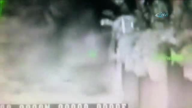 Polise atmaya çalıştığı roket elinde patladı!