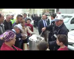 Bursa'da polisler aşure dağıttı