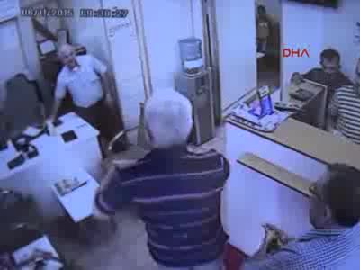 Döviz bürosu sahibine parayı böyle teslim etti