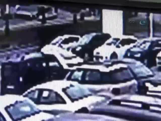 Yolun karşısına geçmek isteyen kadına böyle çarptı