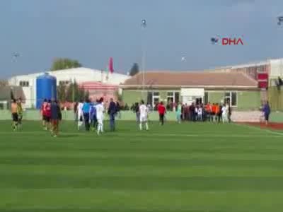 Bursa'da maç sonu çıkan kavgada bir futbolcu ve polis memuru yaralandı